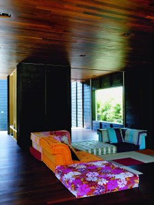 stanza con legno caldo